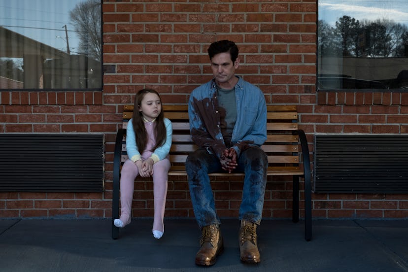 Henry Thomas as Hugh Crain and Violet McGraw as Nell Crain in 'The Haunting of Hill House'