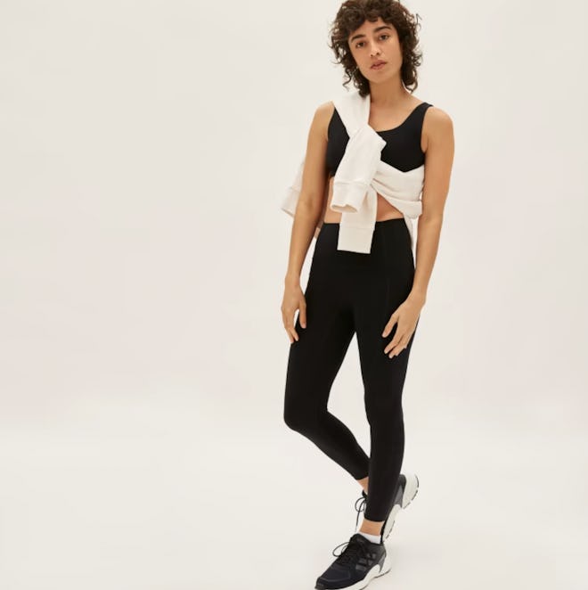 model wearing everlane leggings in black