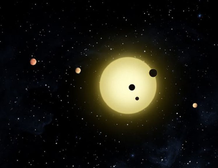 6 planets orbit a yellow star.