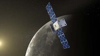 Ilustración a color de cubesat con paneles solares desplegados con la luna al fondo