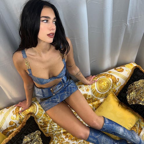 Dua Lipa makeup posing