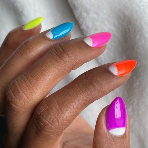 Wondering how to take off acrylic nails at home with water and acetone? Here are pro tips from a nai...