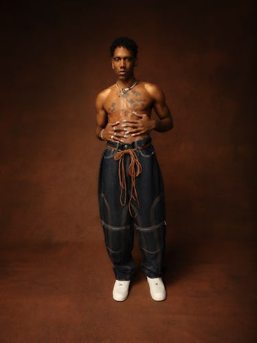 a man wearing denim models no sesso x levi's