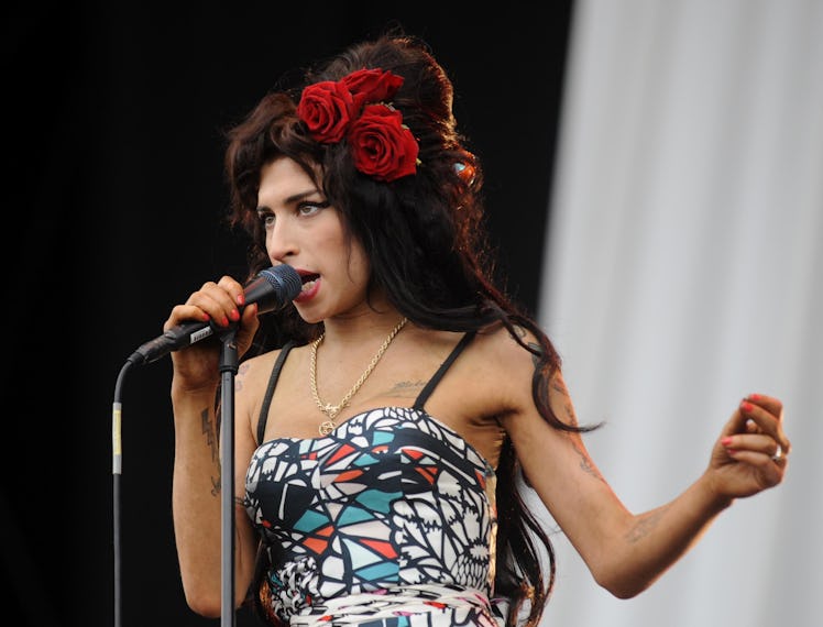 Amy Winehouse singing on stage