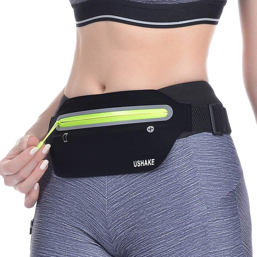 model wearing slim running belt from ushake