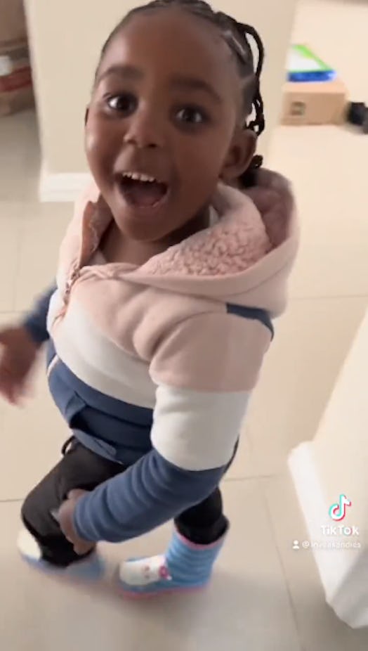 A little girl gets pumped up in the latest TikTok trend