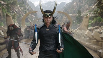 Loki (Tom Hiddleston) throws his daggers into the air in 2017's Thor: Ragnarok