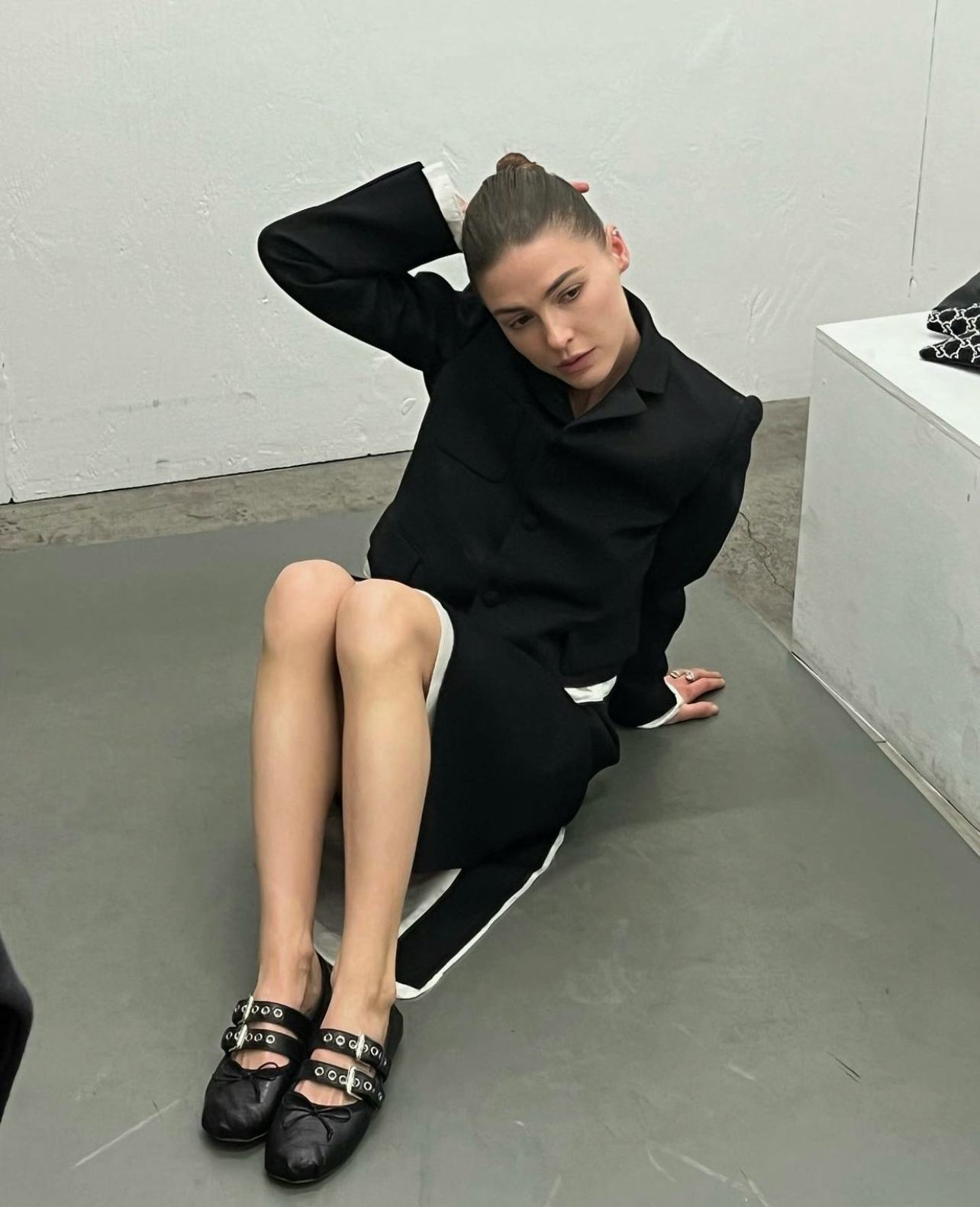 sophia roe in ballet flats