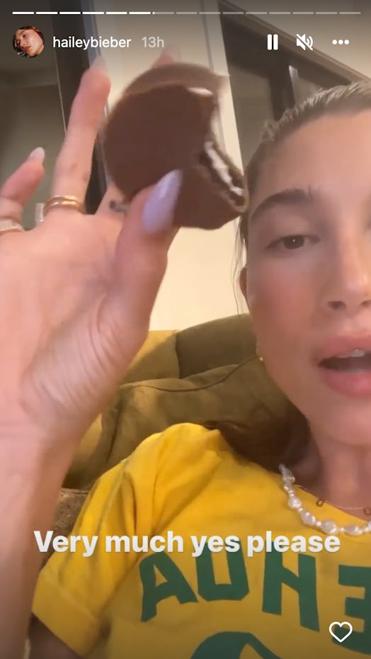 Hailey Bieber purple pearl nails