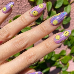 How to rock the '90s-inspired smiley face nail art trend.