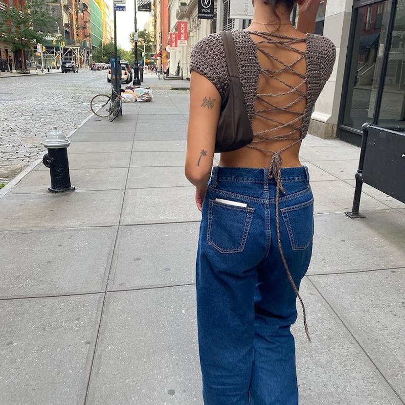 “245” is inked on Dua Lipa’s upper arm.