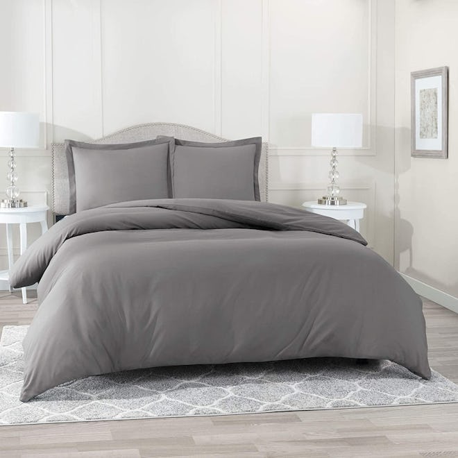 This microfiber duvet cover is double-brushed for softness.