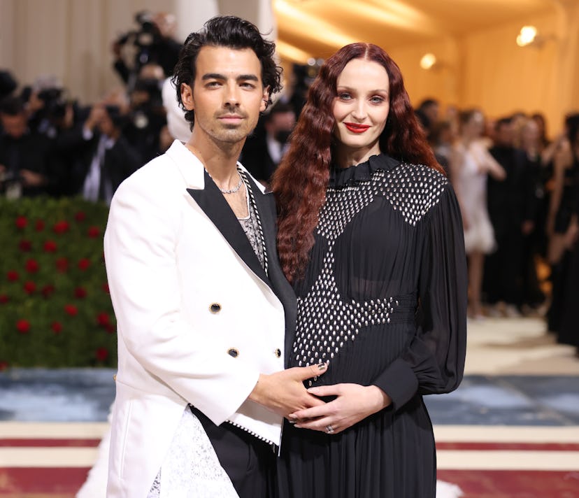 Joe Jonas holding Sophie Turner's pregnant belly