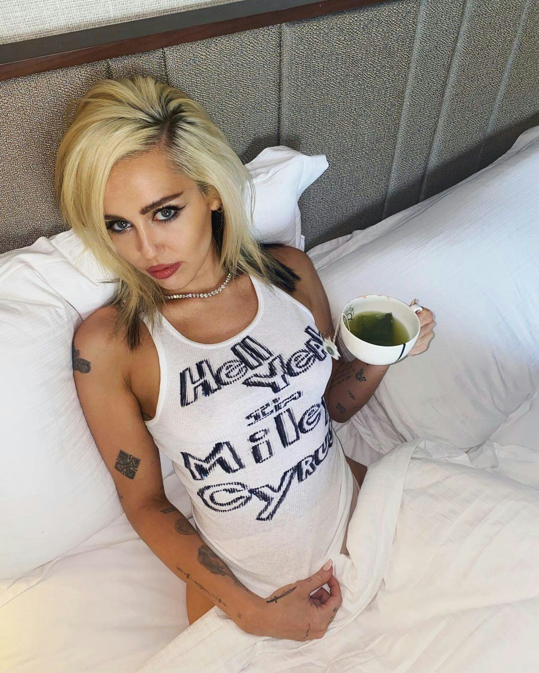 Miley Cyrus rocks peekaboo blonde hair.