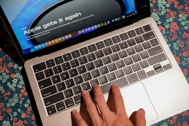 The M2 MacBook Air 2022 keyboard and trackpad are excellent.
