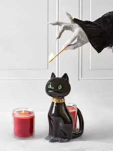 This black cat holder is part of the Bath & Body Works Halloween 2022 collection. 