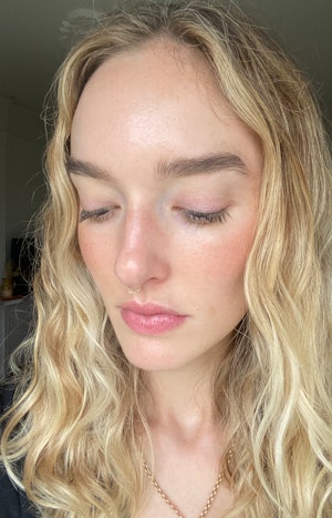 Hannah Baxter looking down to show the effect of Lancôme Le 8 Hypnôse Mascara.