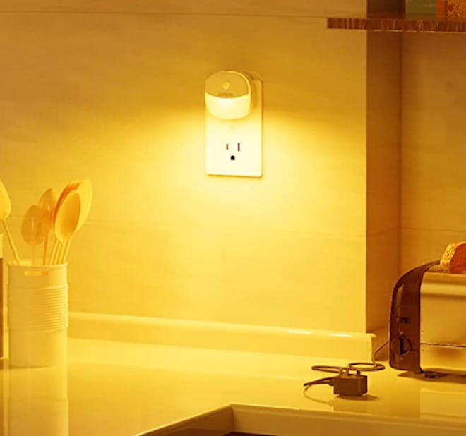 AUVON Plug-in LED Motion Sensor Night Light (4-Pack)