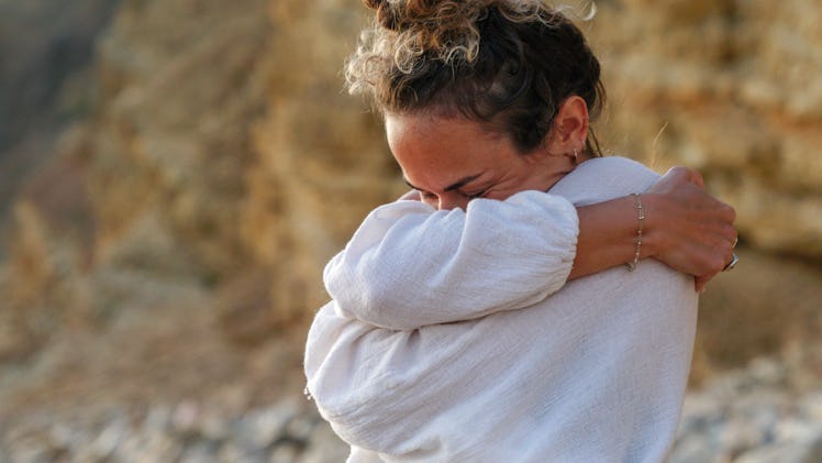 A person hugs themself, practicing the havening technique.