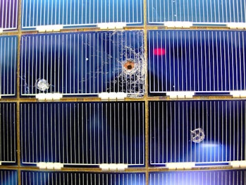 Un panel solar dañado aplastado por desechos espaciales. 