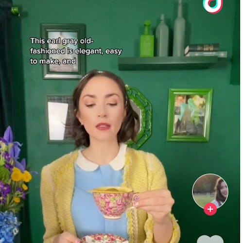 In this TikTok video, @spiritedla makes an Earl Grey Old Fashioned cocktail.