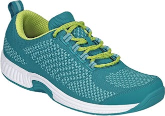 Walking shoe for flat feet with orthotic insoles