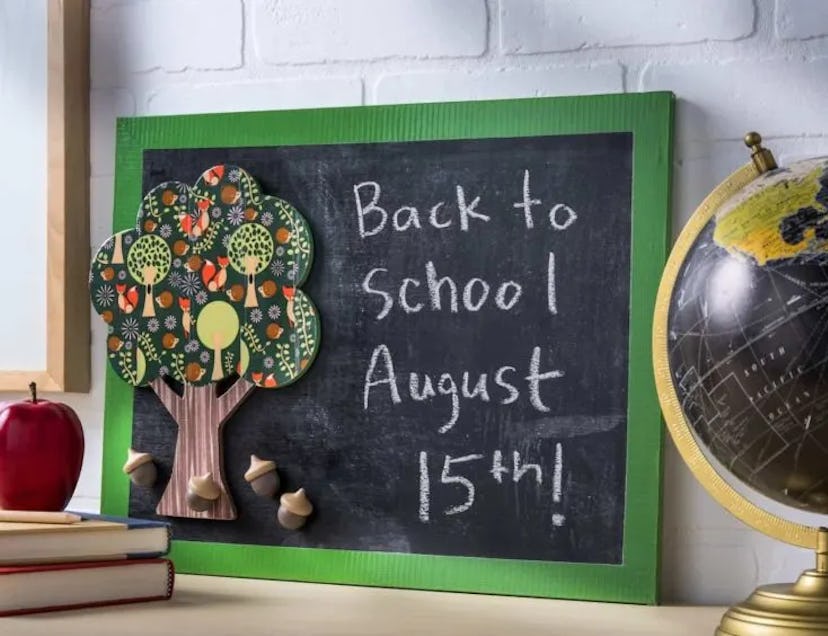 A small chalkboard with a welcome message is the perfect back-to-school decoration.