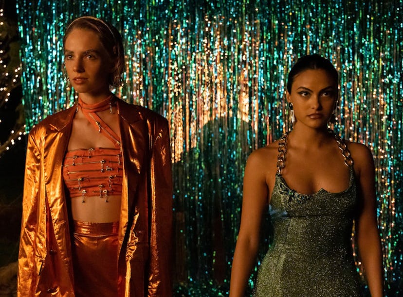Maya Hawke and Camila Mendes in Netflix's 'Do Revenge'