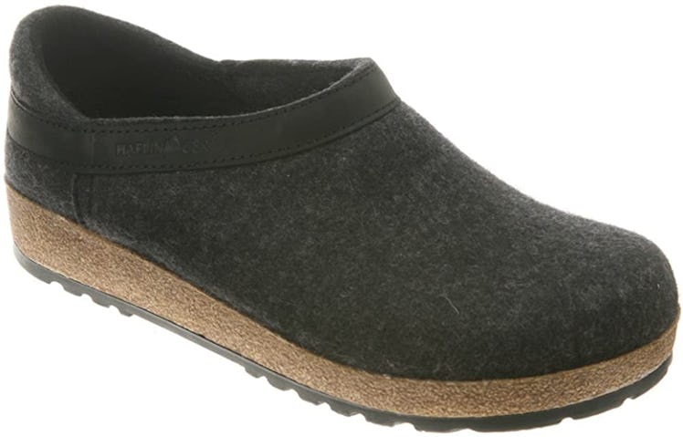 These closed-back clogs are made from temperature-regulating wool.