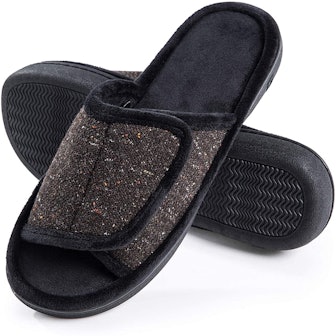 These open-toe men's slippers for sweaty feet have Velcro size adjustments.