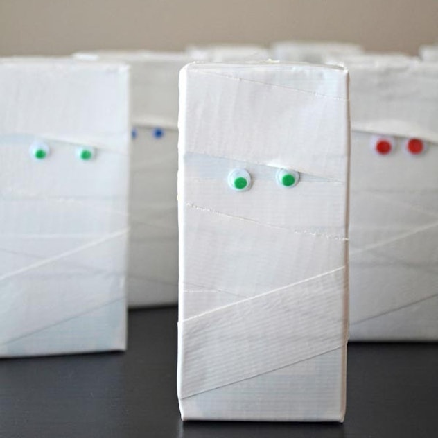 these mummy drink boxes are a fun Halloween treat for infants