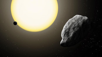 Illustration de l'astéroïde géocroiseur 2021 PH27.  Un astéroïde peut être vu près du Soleil, mais plus loin...