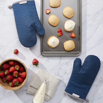 KitchenAid Asteroid cotton oven mitts, one of the best housewarming gifts under $20 on Amazon