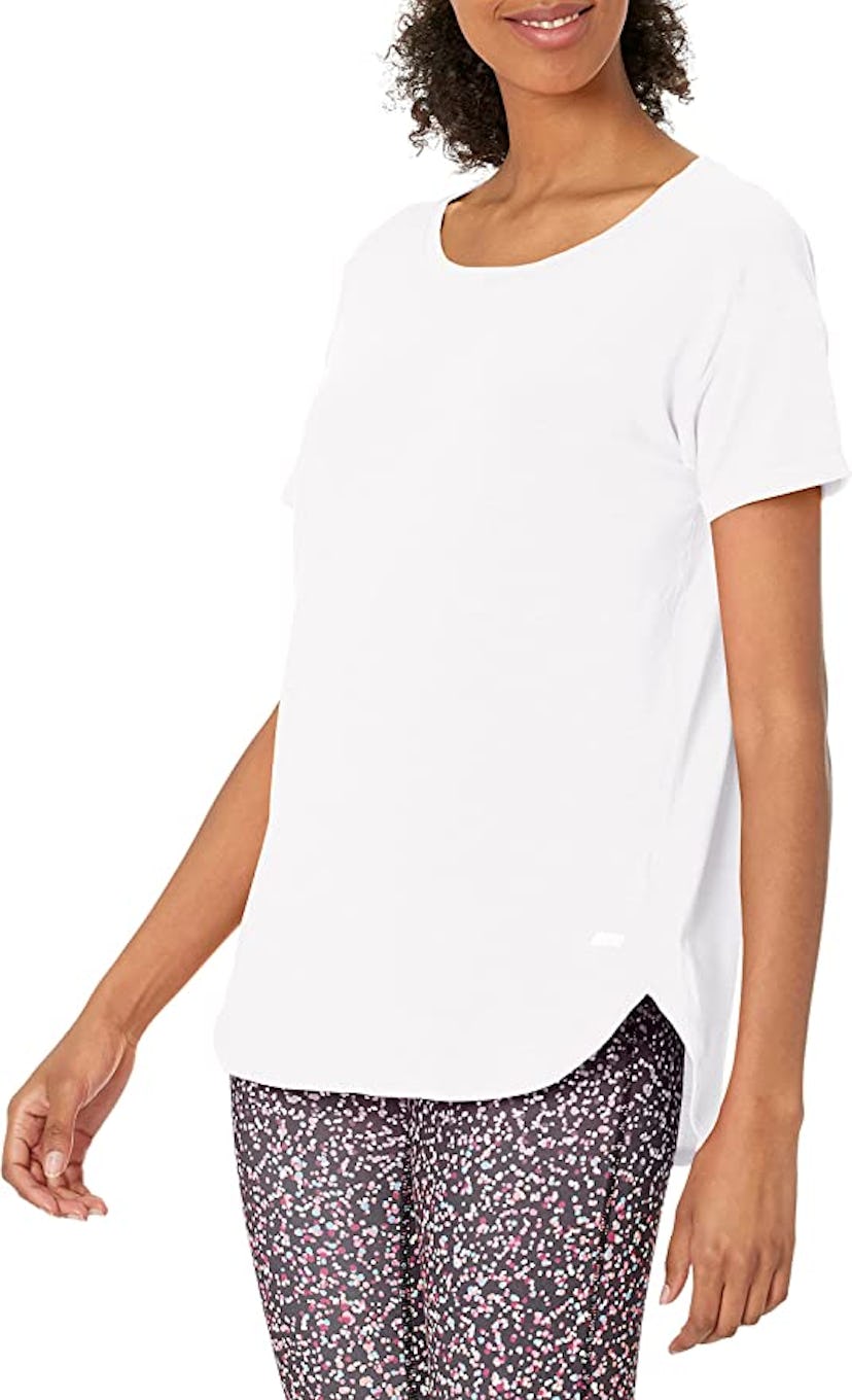 Amazon Essentials Women's Studio Relaxed-Fit Lightweight Crewneck T-Shirt