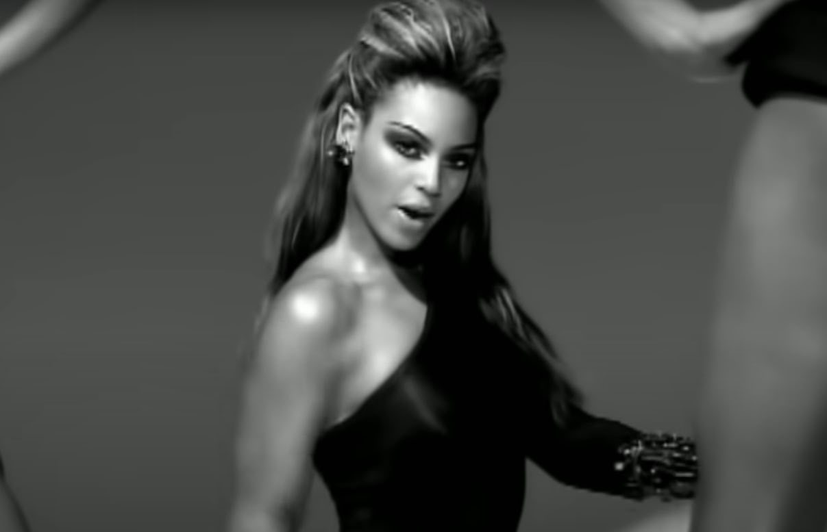 Beyoncé wears a smoky eye makeup look in the &ldquo;Single Ladies&rdquo; music video.
