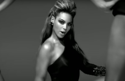 Beyoncé wears a smoky eye makeup look in the "Single Ladies" music video.