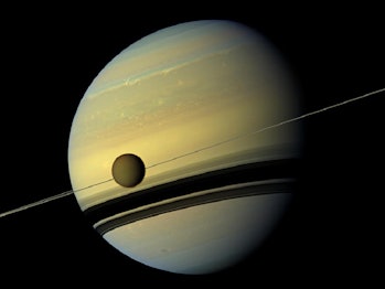 El Telescopio Webb puede confirmar si una de las lunas de Saturno contiene componentes de por vida