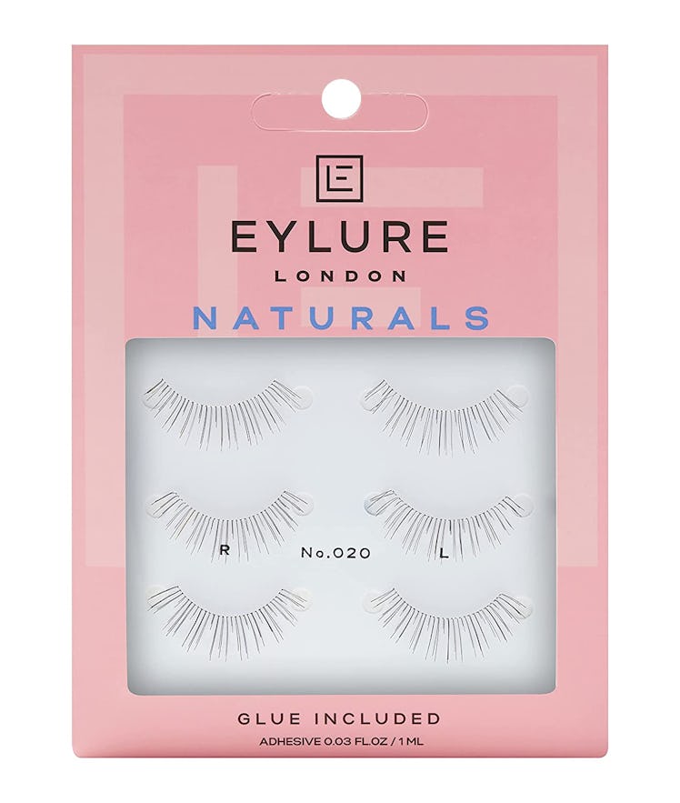 These subtle false eyelashes create a natural look.