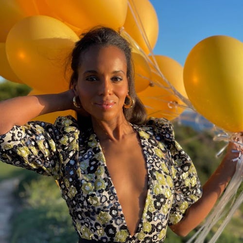 Kerry Washington outdoor summer holding balloons