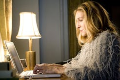 carrie bradshaw typing on a laptop sex and the city