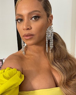 Beyonce glitter eyeshadow selfie