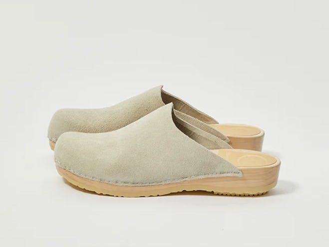 Contour Clog on Flat Base in Chalk Suede