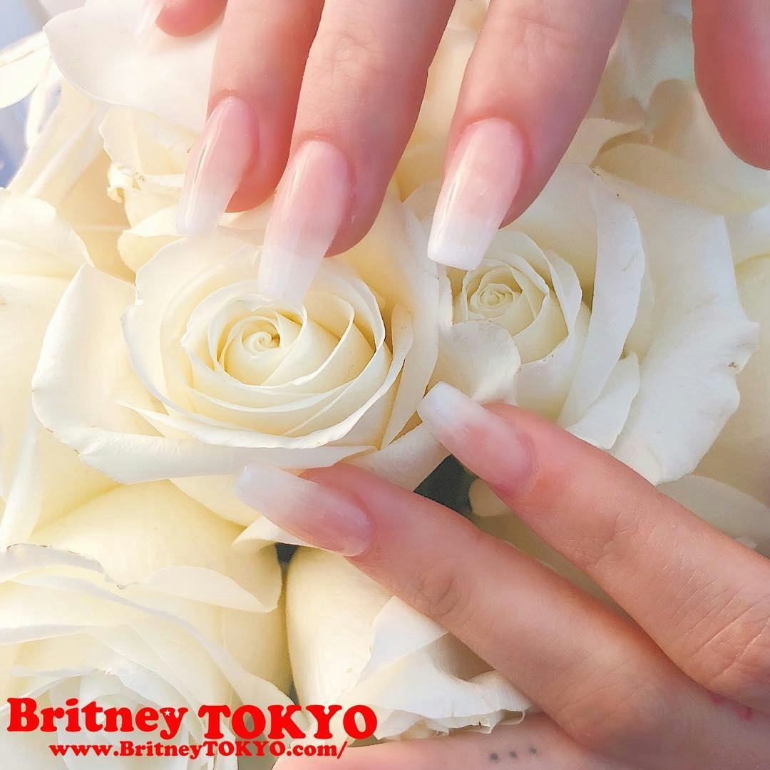 Hailey Bieber&rsquo;s square-shaped French tips are so &rsquo;90s-chic.