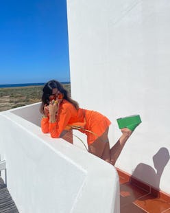 Ale Farias in clogs