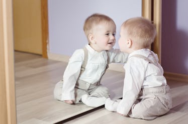 一个婴儿在一面镜子。