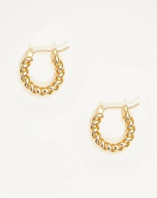 En Route Jewelry's  Mucho Twirl Huggie Earrings are dupes for Kate Middleton's favorite Orelia Chain...