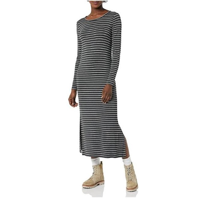 This fitted T-shirt dress has a maxi length and long sleeves, ideal for colder weather 