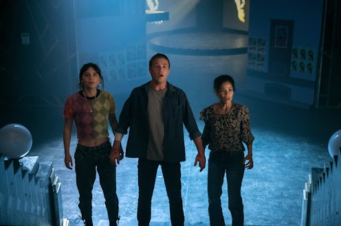 Emilia Jones as Kinsey Locke, Connor Jessup as Tyler Locke, Sherri Saum as Ellie Whedon in episode 3...