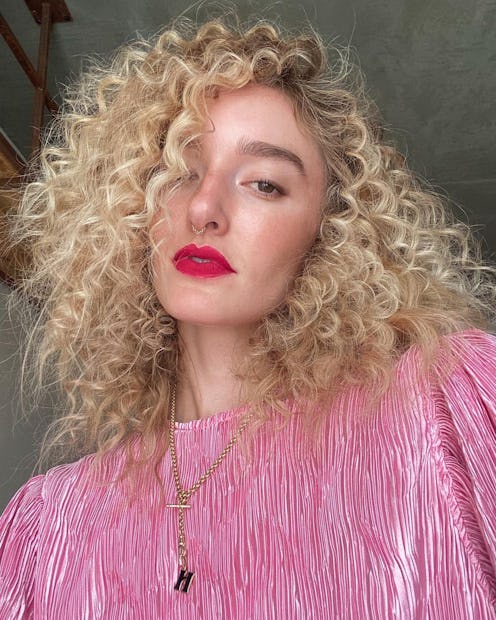 Hannah baxter with curly hair using oribe dry texturizing spray