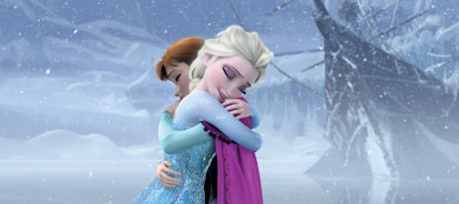 《冰雪奇缘》中的姐妹拥抱。
